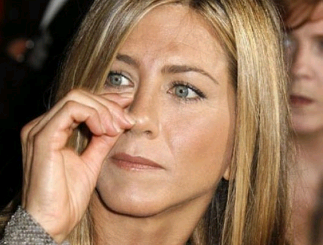 Jennifer Aniston shows bad habits of picking her nose in public
